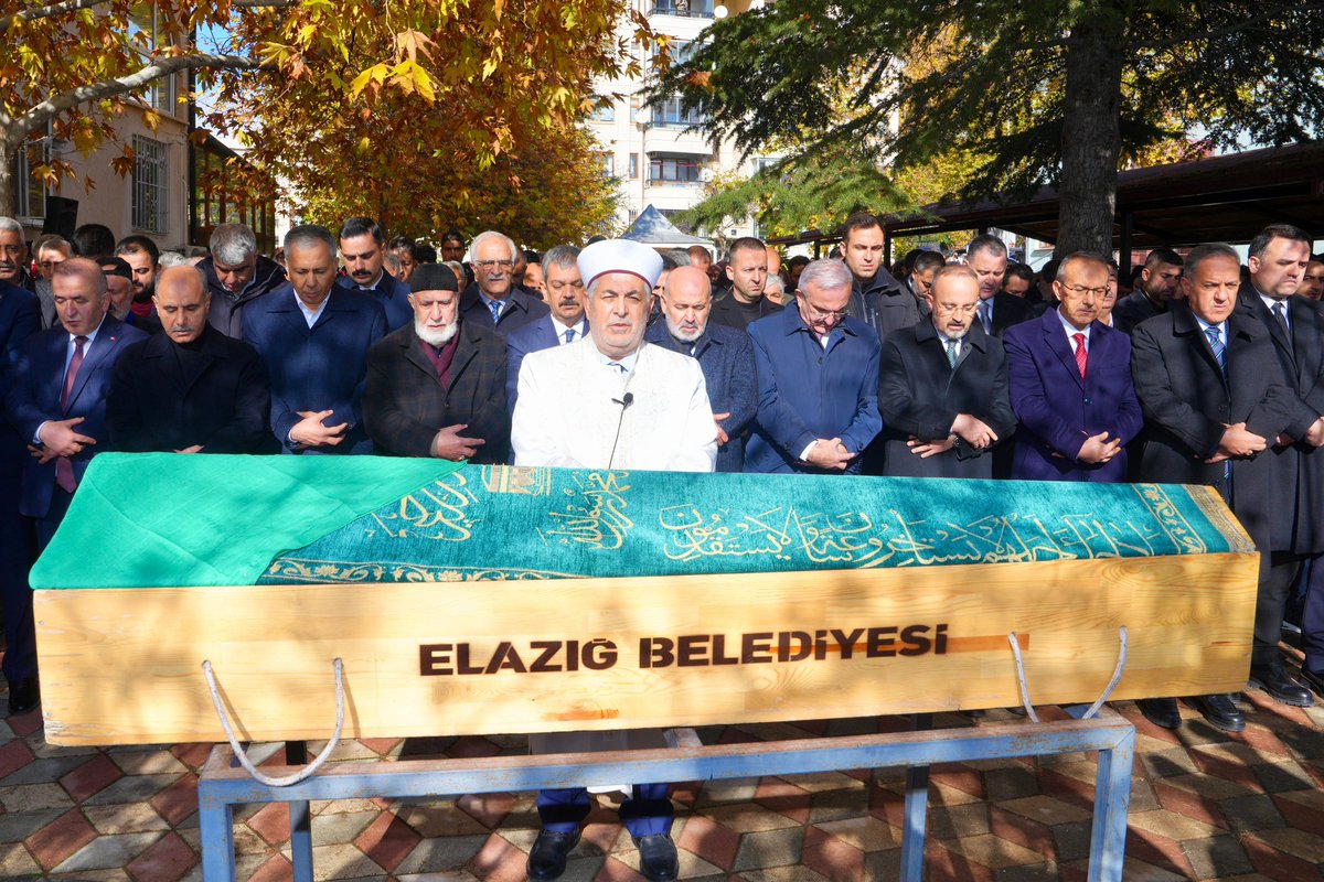 AliYerlikaya's tweet photo. Bakan Yardımcımız Sayın Mehmet Aktaş’ın kıymetli annesi Safiye Aktaş’ın cenaze törenindeyiz.

Safiye annemize Allah’tan rahmet; ailesine ve sevenlerine başsağlığı diliyorum.

Merhumenin makamı âli, mekanı cennet olsun inşallah.

📍Elazığ https://t.co/vtRFYuDlQS