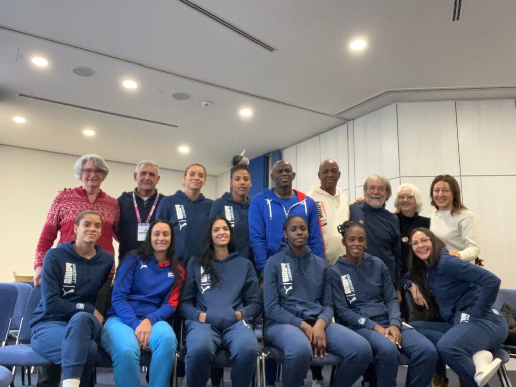 Durante su estancia en #Stuttgart  para la ronda clasificatoria del Mundial de Balonmano Femenino 2025 el equipo nacional cubano sostuvo encuentro con grupo regional de Stuttgart de la Asociación de Amistad RFA Cuba <a href="/fgbrdkuba/">Freundschaftsgesellschaft BRD-Kuba</a> 
misiones.cubaminrex.cu/es/articulo/eq…
#CubaIstNotAlone