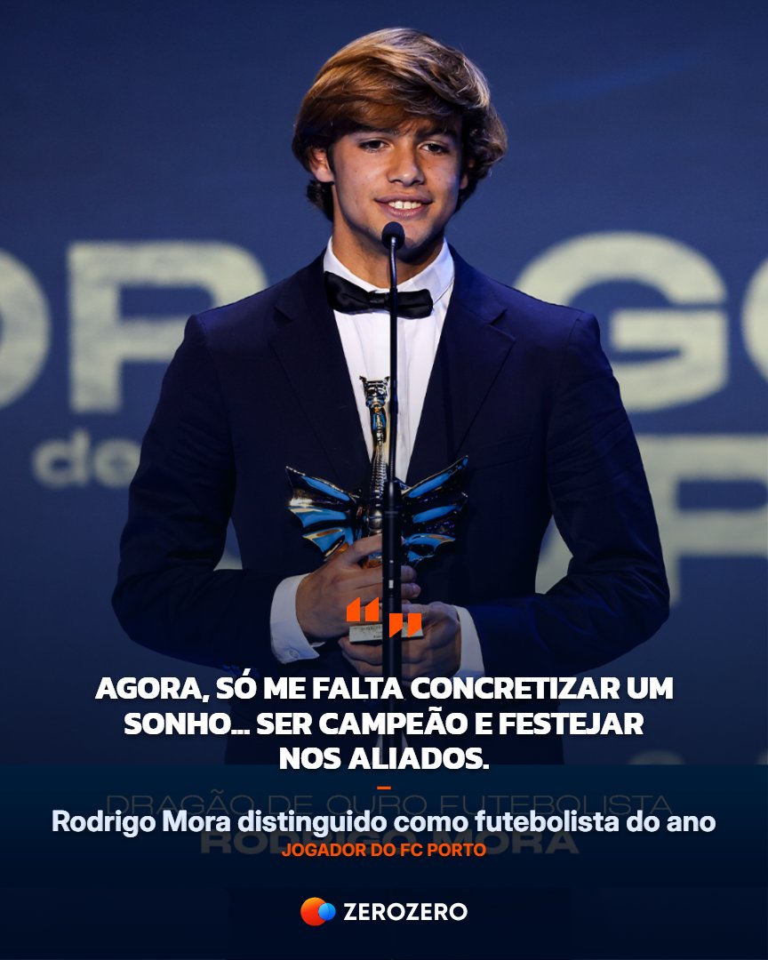 zerozeropt's tweet image. 🐉 𝐃𝐫𝐚𝐠𝐨̃𝐞𝐬 𝐝𝐞 𝐎𝐮𝐫𝐨 𝟐𝟎𝟐𝟓: 𝐑𝐨𝐝𝐫𝐢𝐠𝐨 𝐌𝐨𝐫𝐚 𝐝𝐢𝐬𝐭𝐢𝐧𝐠𝐮𝐢𝐝𝐨 𝐜𝐨𝐦𝐨 𝐟𝐮𝐭𝐞𝐛𝐨𝐥𝐢𝐬𝐭𝐚 𝐝𝐨 𝐚𝐧𝐨

Na cerimónia, o jovem jogador do FC Porto referiu no seu discurso que ainda falta realizar um sonho: ser campeão pelos dragões.