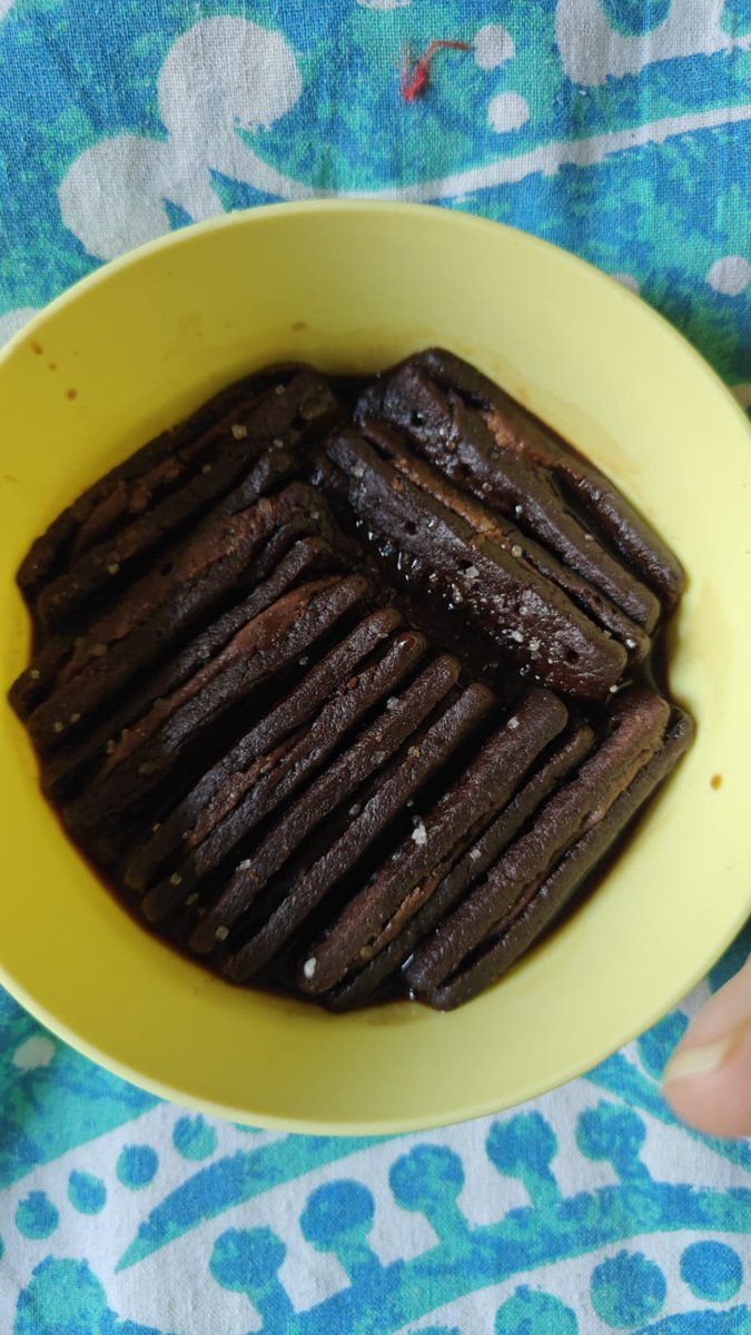 Velvetyvirgo's tweet image. Black bourbon chocolate biscuits dipped in espresso and frozen for a few mins. Instant and delish dessert fix! 😍