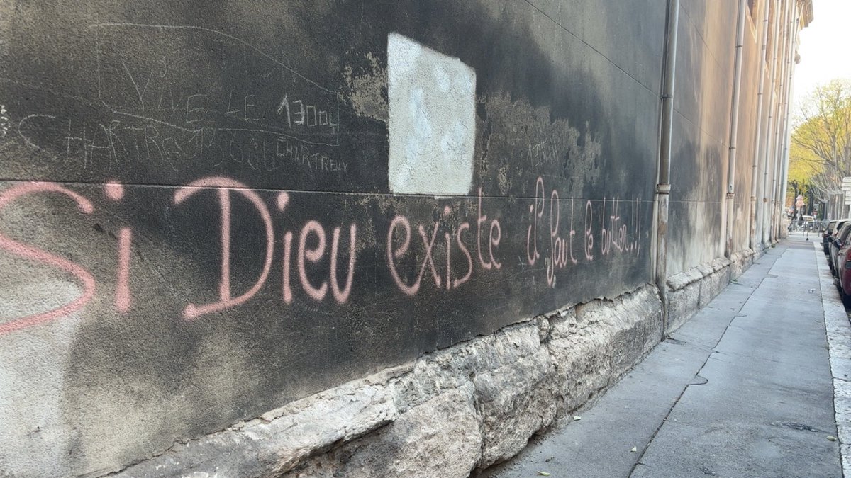 BastionMediaFR's tweet image. 🔴🇫🇷 𝗔𝗟𝗘𝗥𝗧𝗘 𝗜𝗡𝗙𝗢 — Nouvel acte ANTI-CHRÉTIENS : l’église des Chartreux, dans le 4ᵉ arrondissement de Marseille, a été PROFANÉE.

Des inscriptions ont été retrouvées sur l’édifice : « Si Dieu existe, il faut le brûler » et « La seule église qui illumine est celle qui…