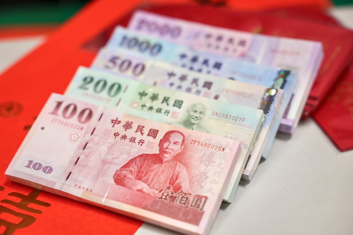 日常生活では「台幣」(台湾元、台湾ドル)とも呼ばれる台湾の現行通貨。厳密にいうと「新台幣」（新台湾元、ニュー台湾ドル ）と言います。これは1949年、インフレの影響で舊台幣（旧台湾元）からの通貨切り替えが実施されたためで、76年たっていますが、「新」のまま現在に ...