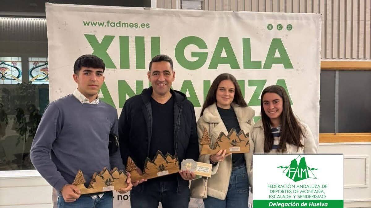 Spina_JC's tweet photo. Gracias a todas las personas e instituciones que me ayudan a seguir adelante, aquí el que os escribe os está muy agradecido por estos reconocimientos. La mejor manera de poder devolver el trato recibido es con más trabajo. ¡Viva y Vive el Deporte Onubense! https://t.co/aGkUdRYrve