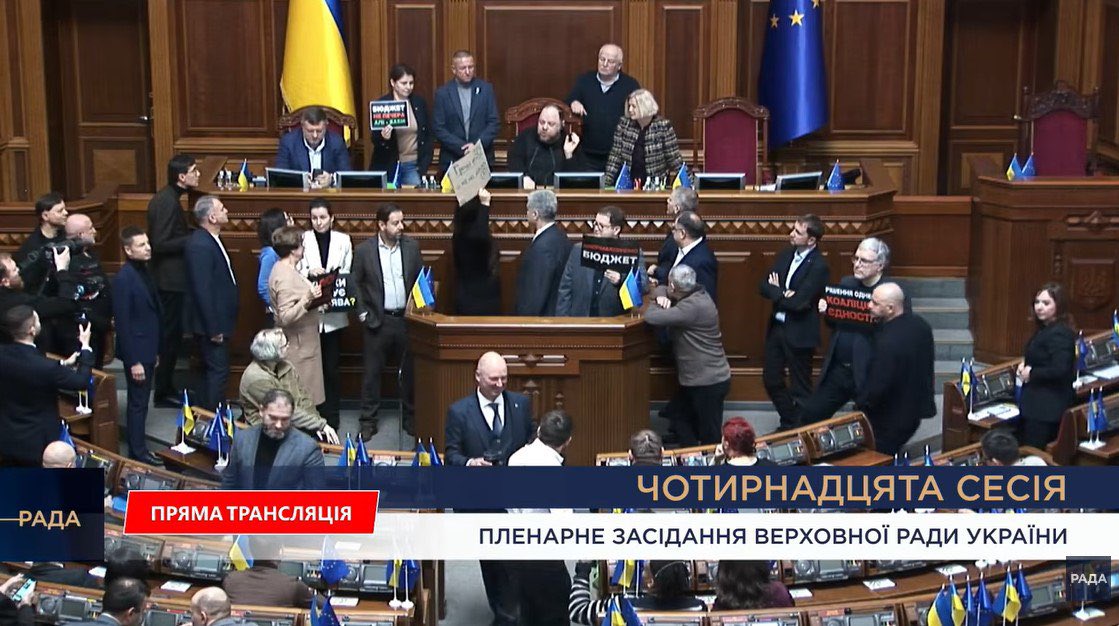 IuliiaMendel's tweet image. Ukraine’s Parliament is paralyzed. Lawmakers are demanding the dismissal of the government, with the unvoted 2026 state budget being one of the biggest flashpoints. The country’s long-simmering political crisis has now reached its boiling point.