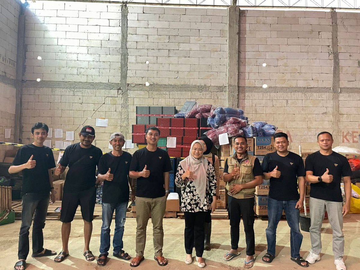 DVTEAM88's tweet photo. 【DV TEAM Bersama Pemerintah Hadir Membawa Bantuan yang Penuh Kepedulian】
DV TEAM & Ketua Afyan salurkan bantuan. Solidaritas kuat. Berdiri bersama!
#DVTEAM #DVTEAMIndonesia #DVTeamSupport #DVCare #Banjarnegara #TanahLongsor #Solidaritas #AksiKemanusiaan #BantuanUntukWarga https://t.co/LpFweRBH2y