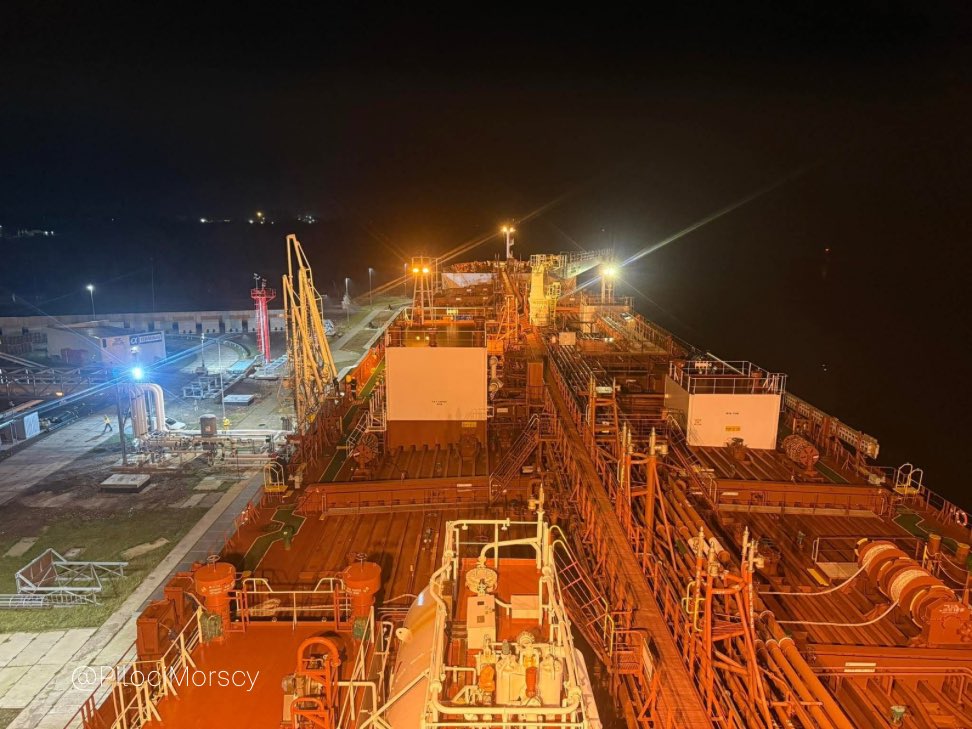 🚢🌑 CREOLE SUN zacumował nocą przy stanowisku dalbowym Alfa Terminalu w Szczecinie. To największy, jak do tej pory, tankowiec cumujący przy tym nabrzeżu.  #okiempilota #zżyciapilota