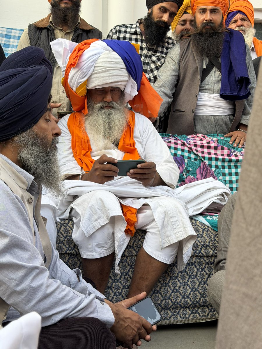 harjotbains's tweet photo. ਬੀਤੇ ਦਿਨੀਂ ਕਿਲ੍ਹਾ ਅਨੰਦਗੜ੍ਹ ਸਾਹਿਬ ਦੇ ਮੁਖੀ ਸੰਤ ਬਾਬਾ ਸੁੱਚਾ ਸਿੰਘ ਜੀ ਗੁਰੂ ਚਰਨਾਂ ਵਿੱਚ ਜਾ ਬਿਰਾਜੇ ਸਨ ਜਿਨਾਂ ਦਾ ਅੰਤਿਮ ਸੰਸਕਾਰ ਅੱਜ ਗੁ:ਪਤਾਲਪੁਰੀ ਸਾਹਿਬ ਵਿਖੇ ਕੀਤਾ ਗਿਆ 🙏

ਇਸ ਮੌਕੇ ਸਮੂਹ ਸੰਤਾਂ ਮਹਾਂਪੁਰਖਾਂ ਅਤੇ ਇਲਾਕਾ ਨਿਵਾਸੀਆਂ ਵੱਲੋਂ ਜੈਕਾਰਿਆਂ ਦੀ ਗੂੰਜ ਚ' ਕਿਲ੍ਹਾ ਅਨੰਦਗੜ੍ਹ ਸਾਹਿਬ ਦੀ ਸੇਵਾ ਸੰਤ ਬਾਬਾ ਸਤਨਾਮ ਸਿੰਘ ਜੀ ਨੂੰ ਦਸਤਾਰਾਂ ਬੰਨ ਕੇ ਦਿੱਤੀ ਗਈ |