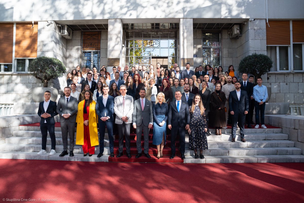 Kad mladi i institucije sjednu zajedno, nastaju najbolje politike.

Treće zasijedanje Omladinskog parlamenta pokazalo je snagu mladih u 🇲🇪, jasne inicijative, hrabre poruke i spremnost institucija da ih čuju.

Omladinski parlament raste i sa njim glas mladih.

<a href="/MrezazamladeCG/">Mreža za mlade Crne Gore</a>