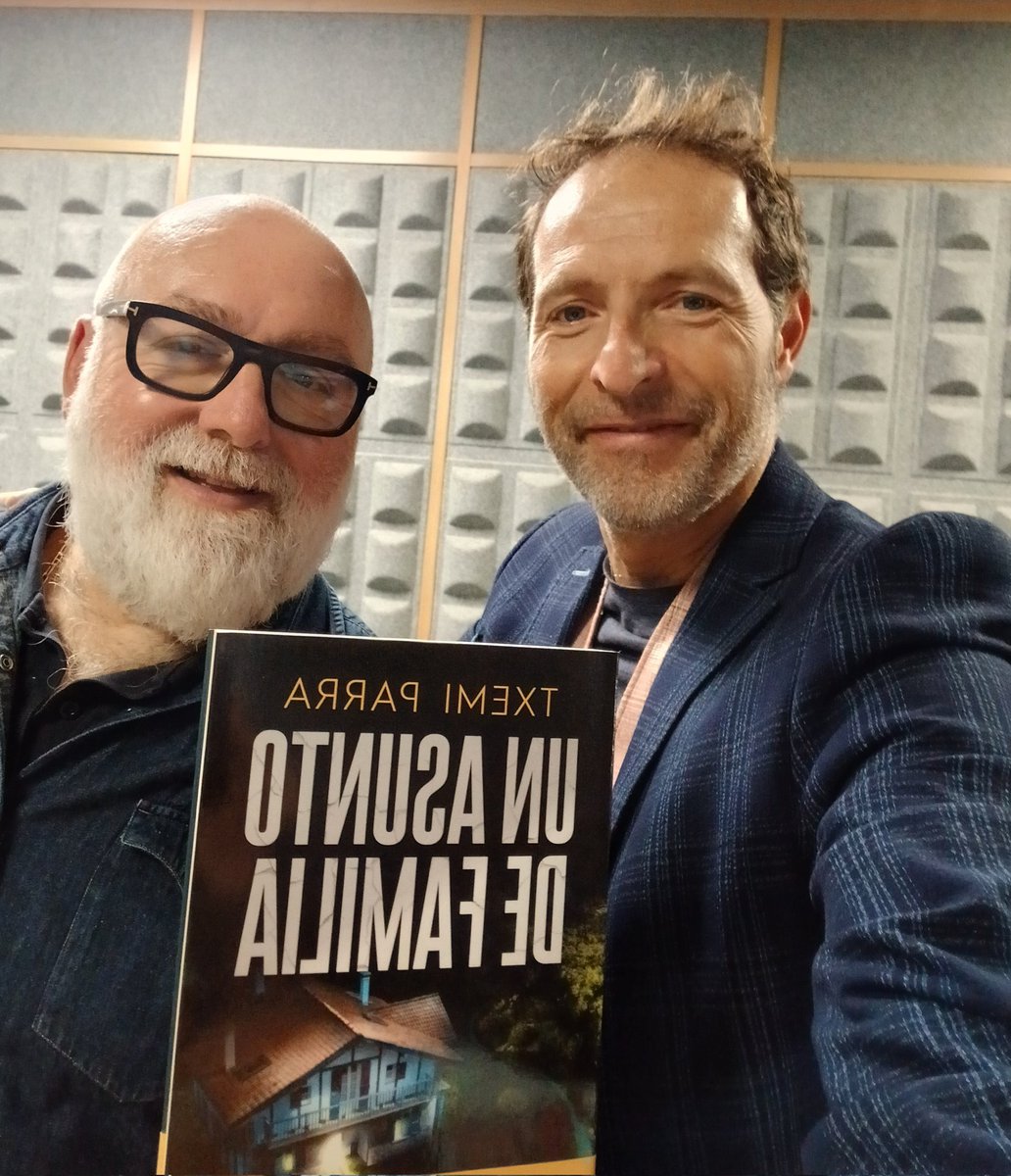 Hablando de Un asunto de familia en <a href="/OndaCero_es/">Onda Cero</a> Gracias por la charla Roberto!!!
<a href="/penguinlibros/">Penguin España 🐧📚</a> <a href="/bookbankagency/">Bookbank Agencia Literaria</a>