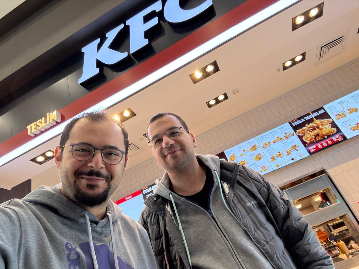 KFc geri döndü, bu günleri de gördük çok şükür. Allah kimseyi sevdiğinden bu kadar uzun süre ayırmasın. 🍗

Hiçbir ülkedeki KFC memleketimizdeki gibi değil, burası Ankara’da Metromall ❤️
