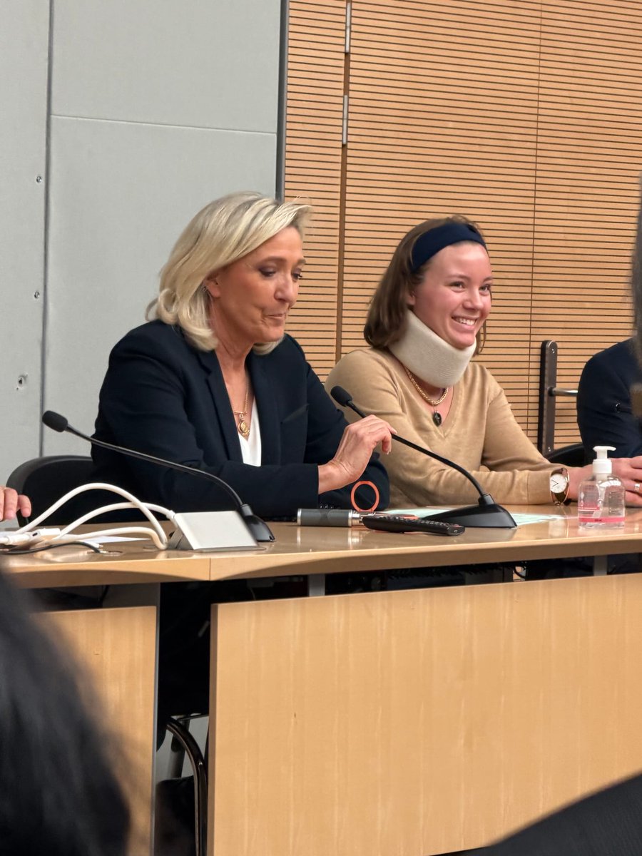 En réunion avec <a href="/MLP_officiel/">Marine Le Pen</a>, nous sommes heureux d'avoir Emma Vallain, qui fait partie des victimes renversées lors de l'attaque barbare sur l'île d'Oléron le 5 novembre dernier. La jeune collaboratrice de mon collègue <a href="/PascalMarkowsky/">Pascal Markowsky</a> se remet bien, nous nous en réjouissons.