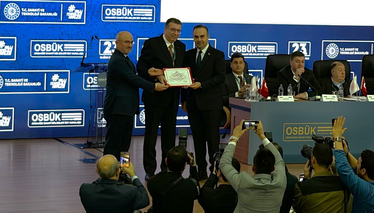 hosabbursa's tweet photo. HOSAB, Yeşil OSB Sertifikası aldı. Sanayi ve Teknoloji Bakanı M.Fatih Kacır, OSBÜK Genel Kurulu’nda HOSAB Başkanı Ö.Faruk Korun'a sertifikayı verdi. Törene, HOSAB Bölge Müdürü Bahattin Canıgüleç ile Mustafa Örs ve Eda Durmaz da katıldı.
#HOSAB #YeşilOSB
https://t.co/ZdmkepioSa https://t.co/FMgHTDnJVF