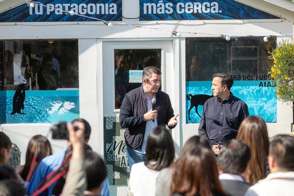 MartinPerezTDF's tweet image. Río Grande tiene su Mercado del Atlántico.

➡️ Junto al intendente de Río Gallegos @pablograssook nos propusimos unir nuestras provincias, nuestras culturas y nuestras ciudades. Este espacio nace para potenciar el ecosistema local a través de la producción, la creatividad y el…