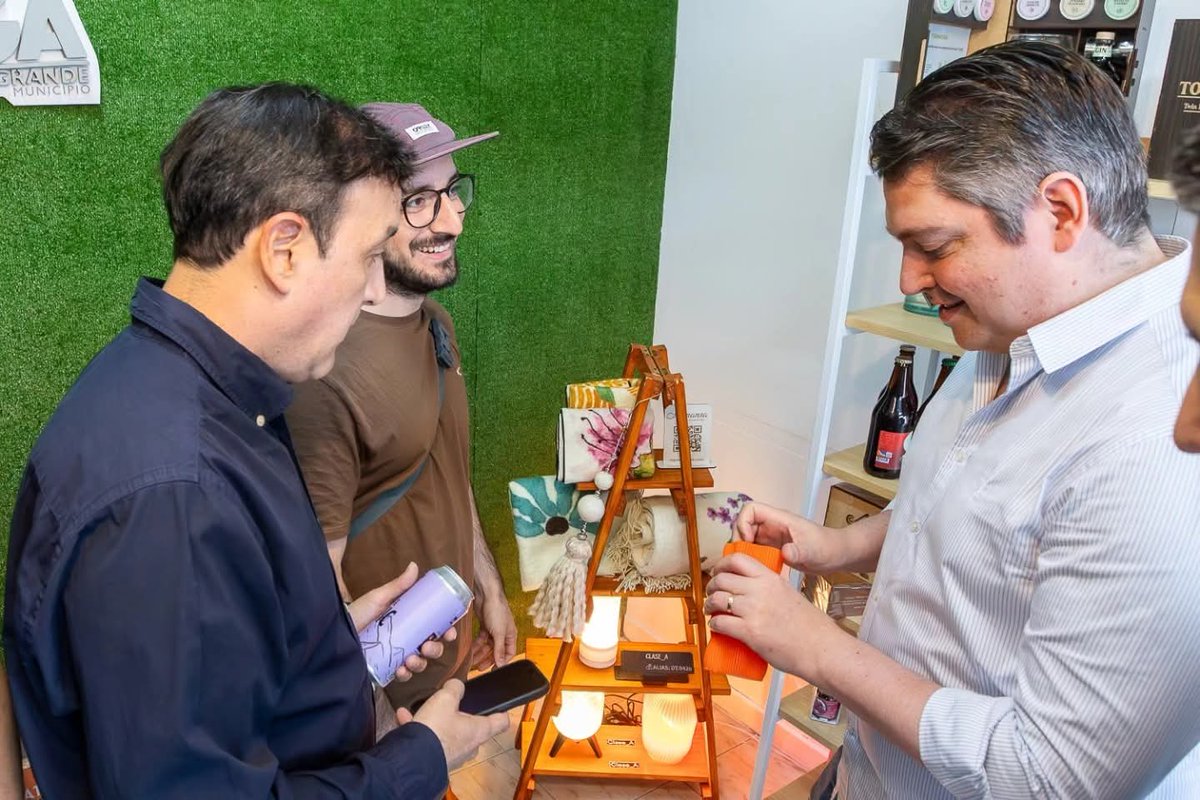 MartinPerezTDF's tweet image. Río Grande tiene su Mercado del Atlántico.

➡️ Junto al intendente de Río Gallegos @pablograssook nos propusimos unir nuestras provincias, nuestras culturas y nuestras ciudades. Este espacio nace para potenciar el ecosistema local a través de la producción, la creatividad y el…