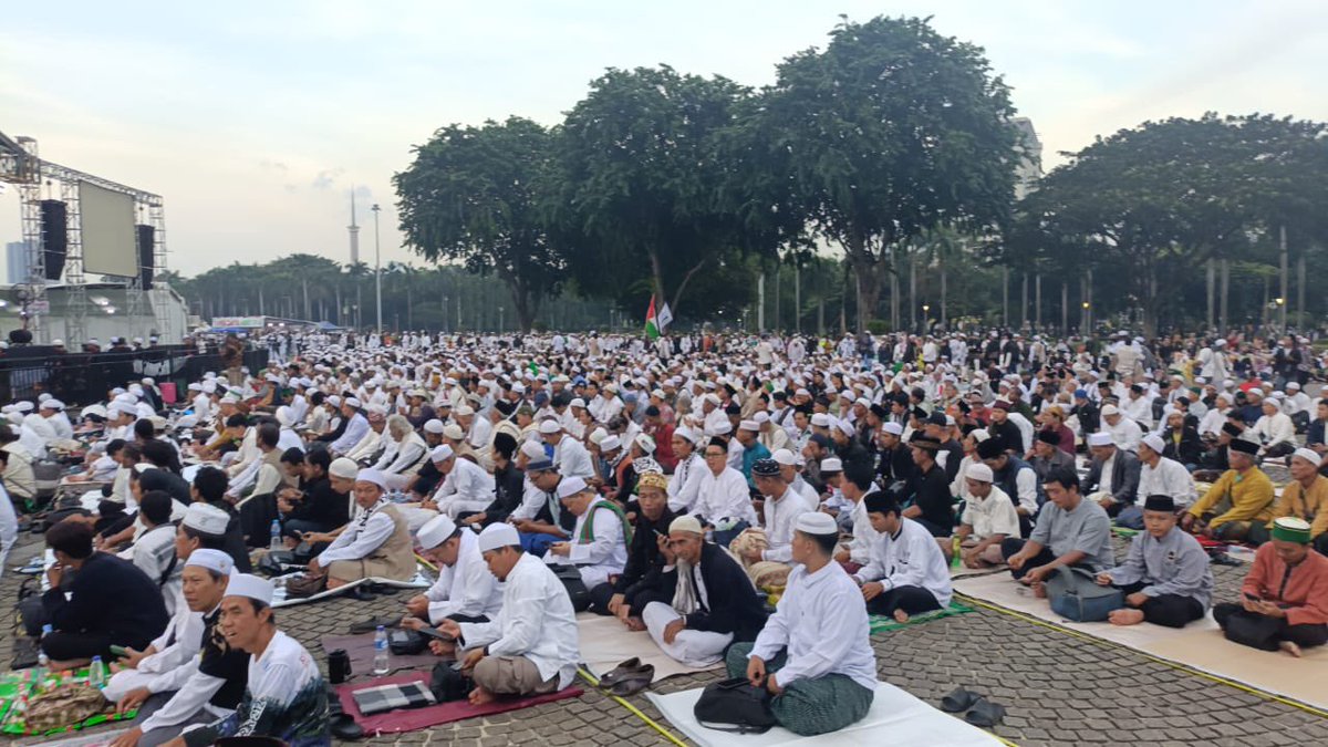 msaid_didu's tweet photo. Menunggu sholat magrib - Reuni 212 di Monas (02-12-2025) https://t.co/bZ7ytBLvEf