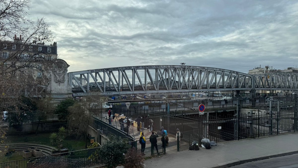 Pont Saint-Ange à #LaChapelle ce matin : déplacement des ⛺️ pour nettoyage mais statu quo quant à l’évacuation et mises à l’abri par <a href="/prefpolice/">Préfecture de Police</a> …