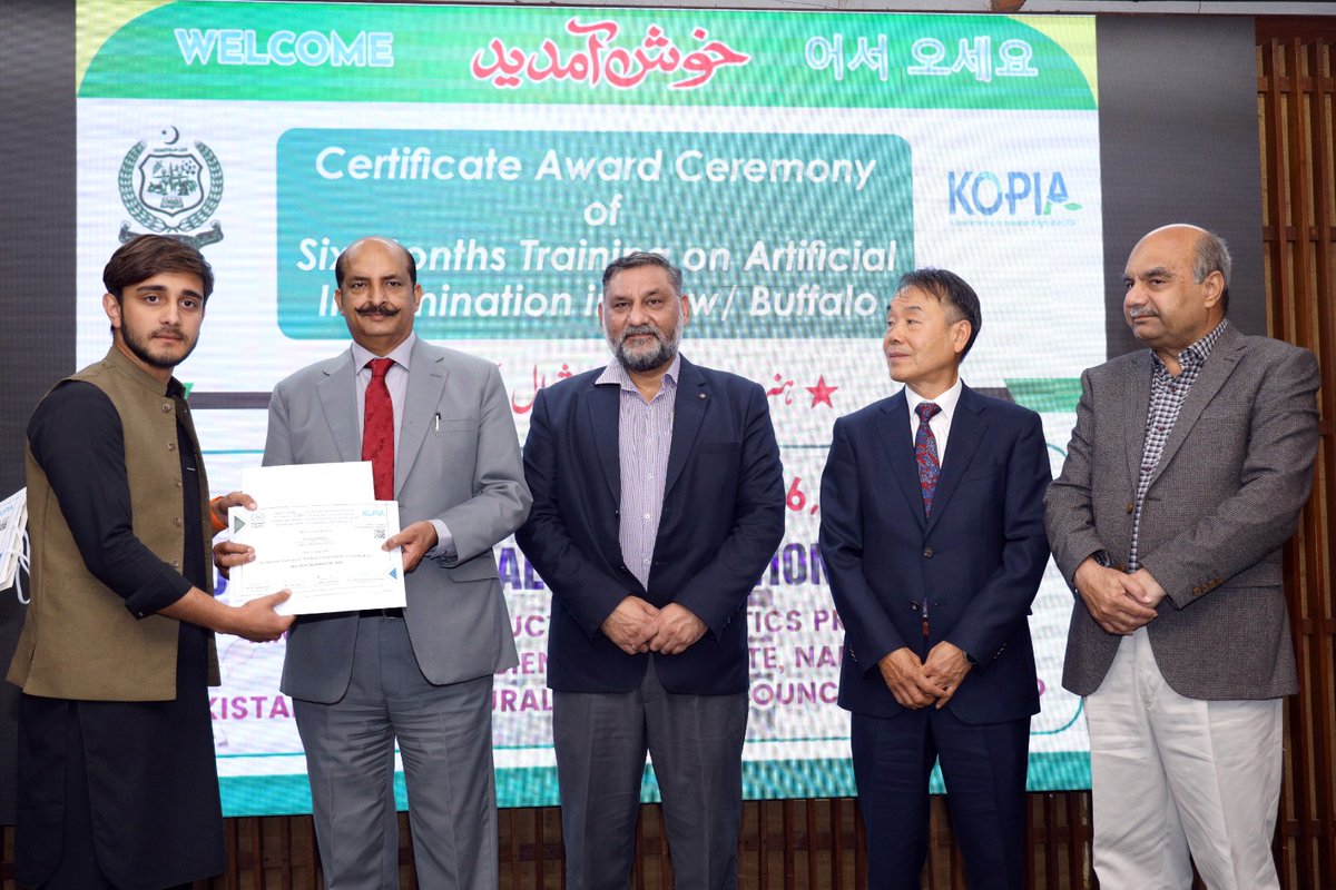 PARC_NARC's tweet photo. Ceremony held at NARC for Artificial Insemination training completion! PARC Chairman Dr. Syed Murtaza Hassan Andrabi &amp; DG NARC Dr. Khalid Mahmood graced the occasion. Boosting Pakistan's livestock sector. #PARC #NARC #NFSR #AI #AgriculturePakistan https://t.co/0HE97wHubB