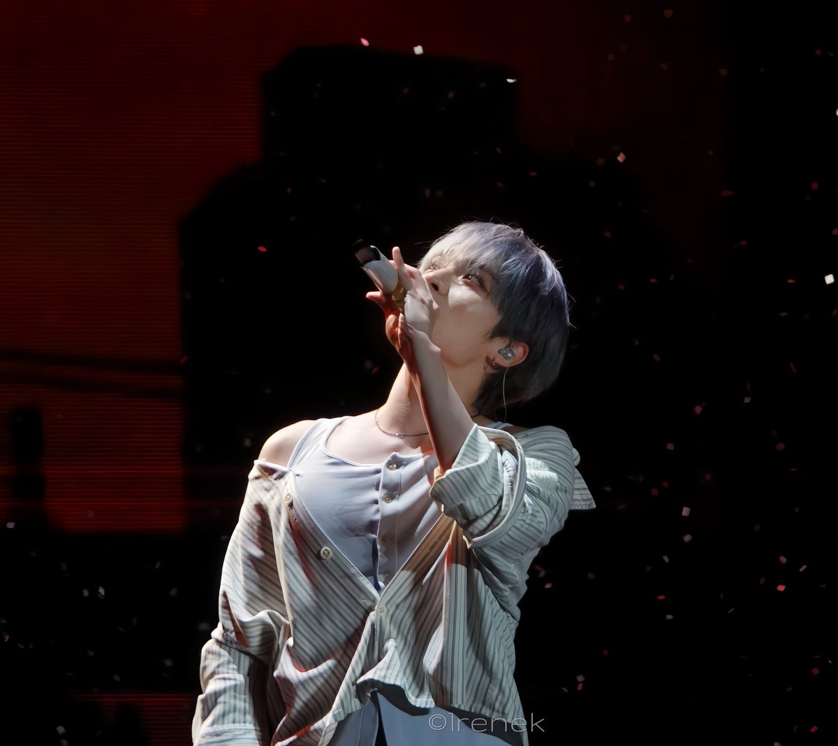 Dejun is born to be on stage 🥹✨🎤 🇭🇰 #WayV_NOWayOUT_HONGKONG