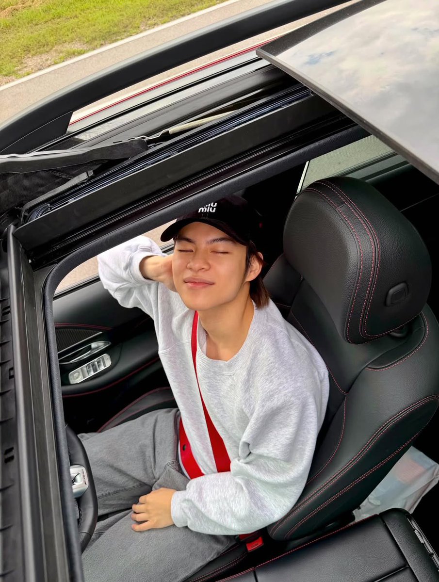 itsmenimmie's tweet image. พี่คริส                                            จิ๊ด
ฮีไม่เคยทิ้งใครไว้ข้างหลังจริงๆ5555
#MARCKRIS