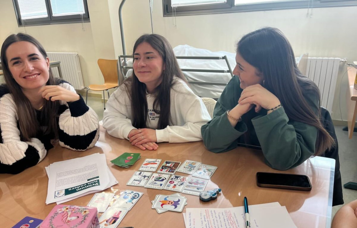 Profesoras del departamento presentan en la Facultad de Enfermería de Ciudad Real el juego “Primum non cadere” resultado del Proyecto de Innovación Docente: “Adquisición de competencias del alumnado de Enfermería para la prevención de caídas en personas mayores”. 👵🏼👴🏼