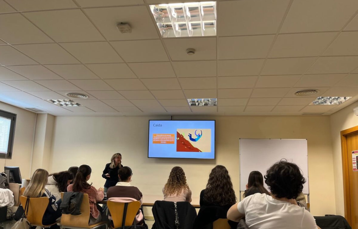 enfermeruja's tweet photo. Profesoras del departamento presentan en la Facultad de Enfermería de Ciudad Real el juego “Primum non cadere” resultado del Proyecto de Innovación Docente: “Adquisición de competencias del alumnado de Enfermería para la prevención de caídas en personas mayores”. 👵🏼👴🏼 https://t.co/wZYbZKCU7D