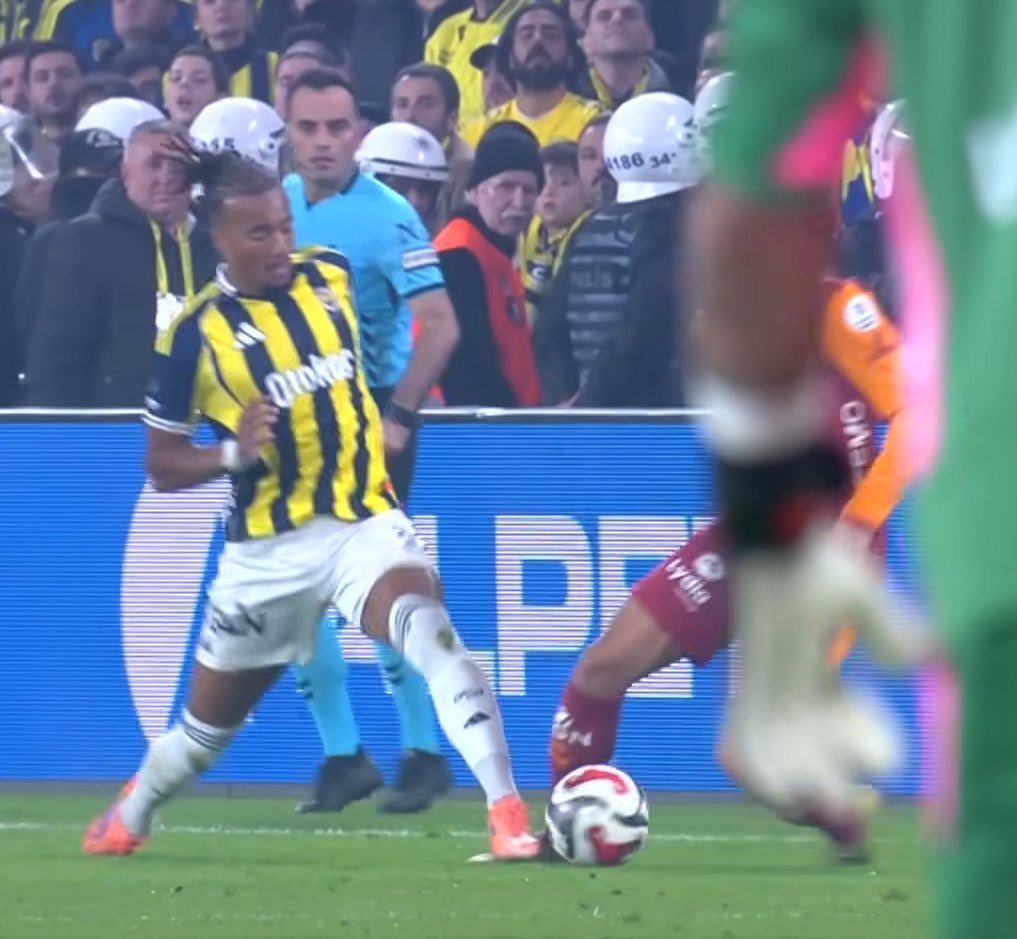 Yan hakem Bahtiyar Birinci basmayı net görüyor ama hakemi uyarmıyor.