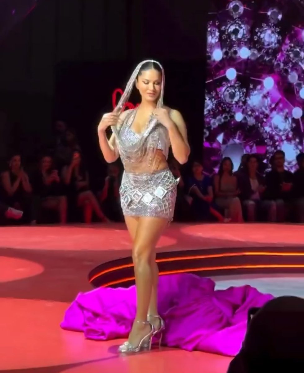 Deepeshpatel87's tweet image. यह दुनिया की फेमस PO*N स्टार सन्नी लियोन हैं, ऐसा क्या हुआ जो बीच रैंप वॉक में कपड़े निकाल दी, साथ ही दिया बड़ा संदेश !!

दरअसल रैंप वॉक पर जलवा बिखरने वाली सनी लियोन ने ऐसा कुछ कर दिया कि कई लोग नाराजगी जता रहे हैं और कई लोग इसे साकारात्मक तरीके से समाज को सही संदेश देने के…