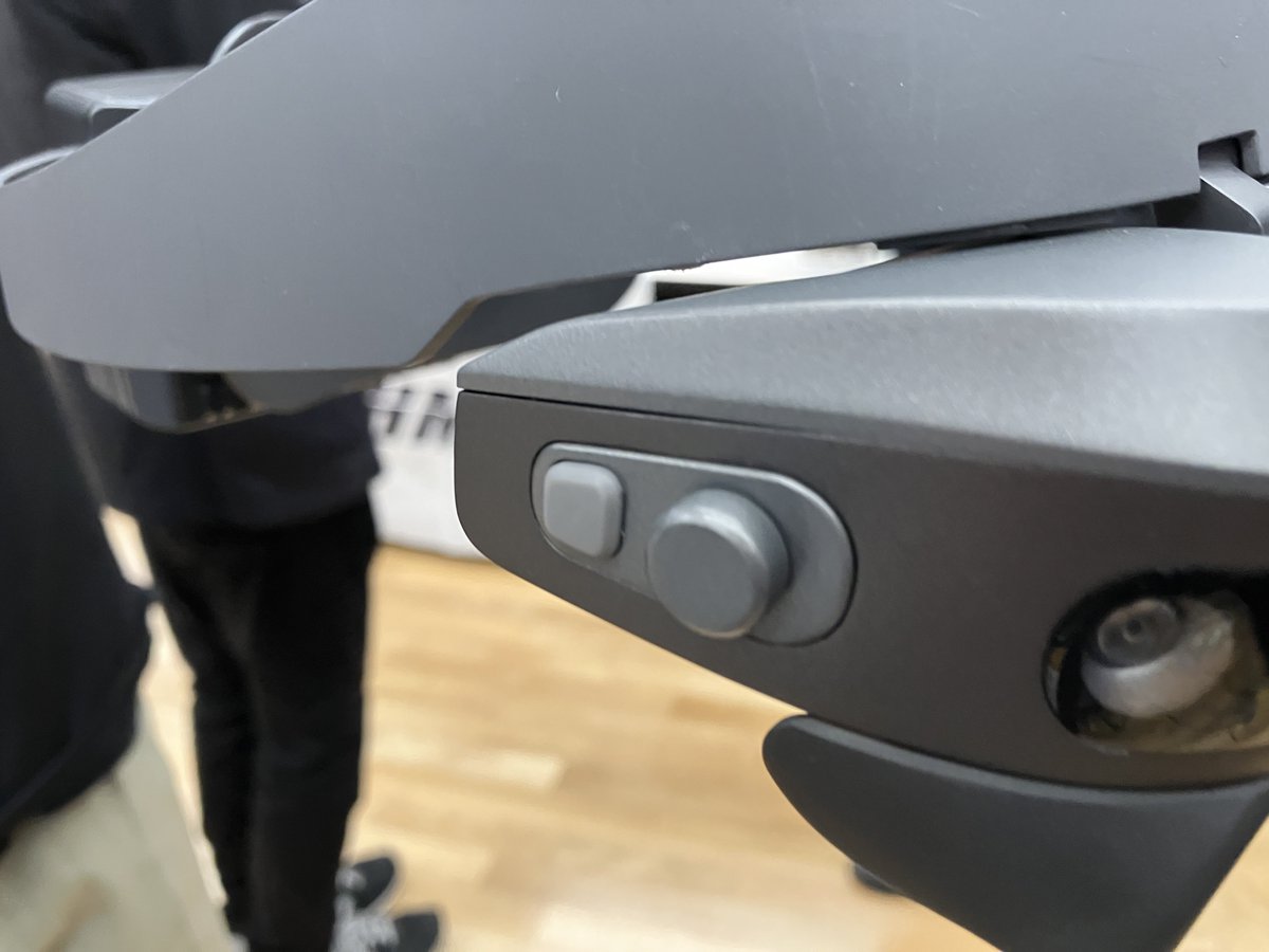 「SiNGRAY G2」体験してきました。
雑に言うとポストHoloLens2なんだけど
・映像がより鮮明
・MRTK製プロジェクト流用可
・バッテリーのホットスワップ可
・物理ボタン（スクロール、決定）
など後継機に欲しかった機能が詰まっていて、痒い所に手が届く良いデバイスだなと思いました。

#XRKaigi2025