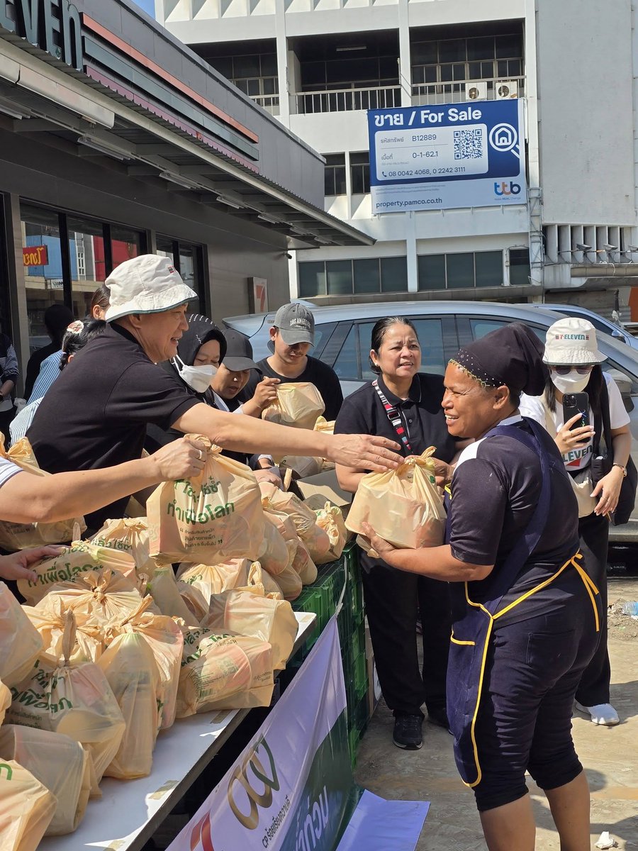 cpall_7eleven's tweet image. เพราะ CP ALL เรายึดมั่นใน &quot;DNA ความดี 24 ชั่วโมง&quot; พวกเราพร้อมยืนหยัดเคียงข้างชุมชนในทุกวิกฤต เพื่อร่วมกันสร้างสังคมที่เต็มไปด้วยความอุ่นใจและไม่ทอดทิ้งกัน ❤️

#CPALL #7eleven
#CPALLGivingAndSharing
#สร้างชุมชนอุ่นใจ
#น้ำท่วมหาดใหญ่2568
#น้ำท่วมใต้