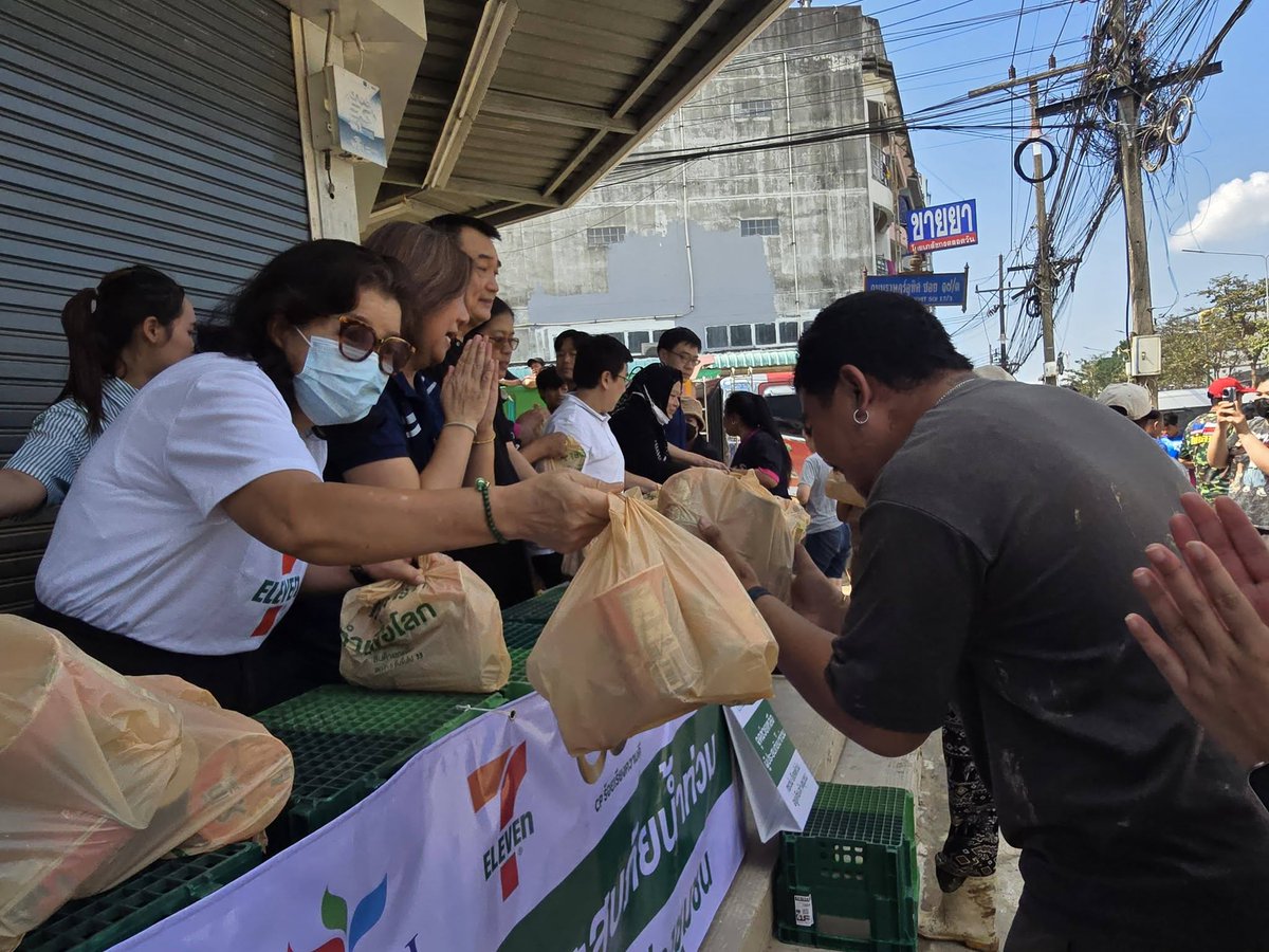 cpall_7eleven's tweet image. เพราะ CP ALL เรายึดมั่นใน &quot;DNA ความดี 24 ชั่วโมง&quot; พวกเราพร้อมยืนหยัดเคียงข้างชุมชนในทุกวิกฤต เพื่อร่วมกันสร้างสังคมที่เต็มไปด้วยความอุ่นใจและไม่ทอดทิ้งกัน ❤️

#CPALL #7eleven
#CPALLGivingAndSharing
#สร้างชุมชนอุ่นใจ
#น้ำท่วมหาดใหญ่2568
#น้ำท่วมใต้