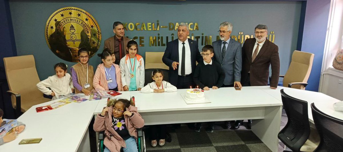 muratbalay's tweet photo. 🌟 Sevgiyle Aşarız! 3 Aralık Farkındalık Ziyareti
Bugün 3 Aralık Dünya Engelliler Günü kapsamında, Servet Çambol İlkokulu Özel Alt Sınıfı öğrencilerimizi Darıca İlçe Milli Eğitim Müdürlüğümüzde ağırladık! 💙 https://t.co/wwD3PgnlMl