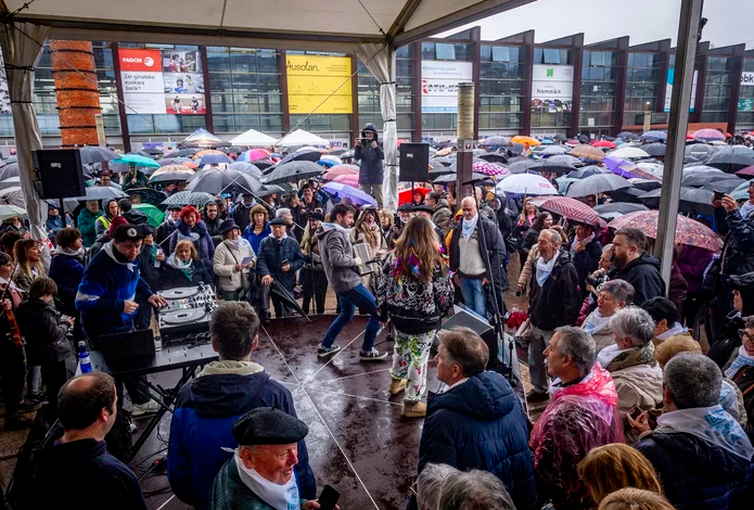 ‘Ezin da gehiago luzatu, etxera kantuz’ topaketa nazionala antolatu du Sarek Durangon hilaren 7an naiz.eus/eu/info/notici…