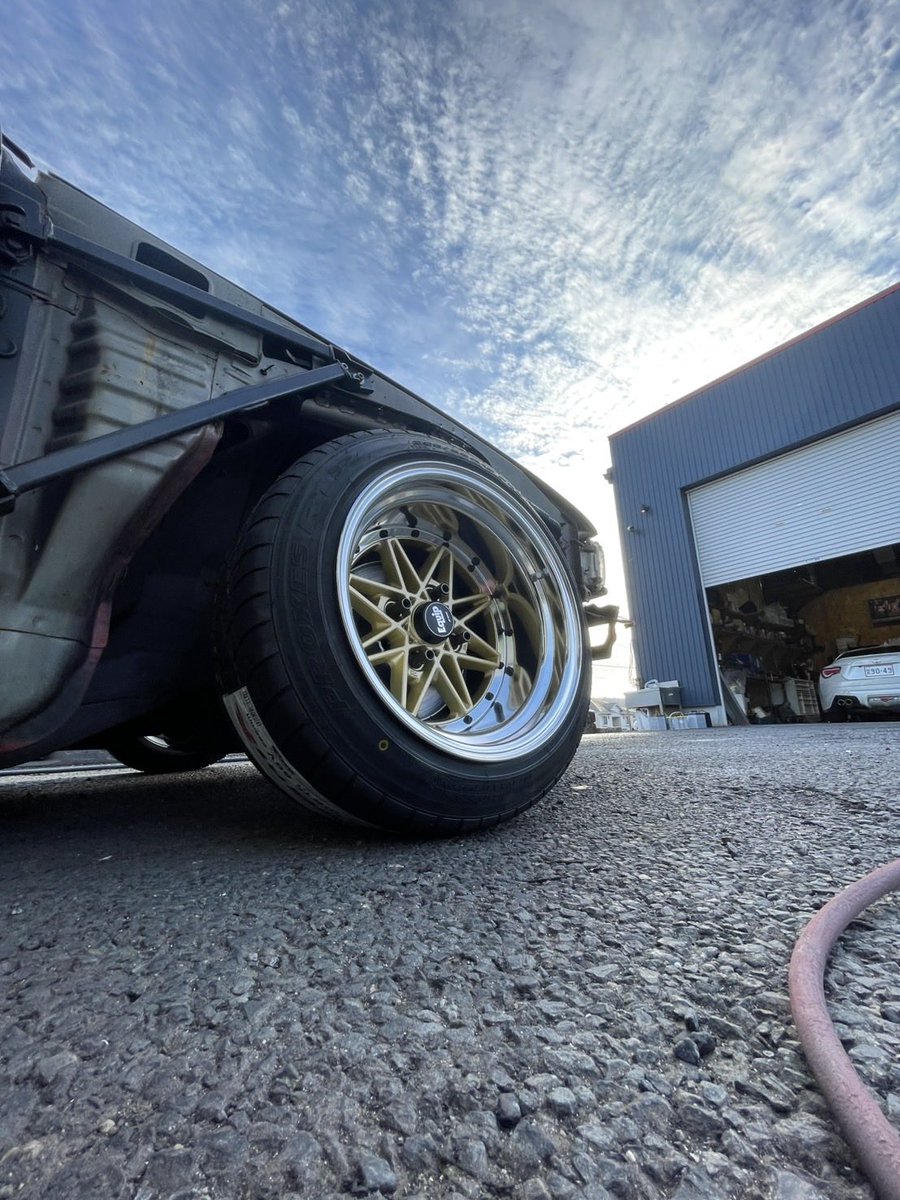 supermade_com's tweet image. 12月6日土曜日のみ、富士スピードウェイ行きます！デモカーの予定が合わずC33ローレルです。フェンダーを交換して展示します。エアロ等の特価販売、新作グッズ販売します！
現地で車高短した方がいいかなー。

#超日産博