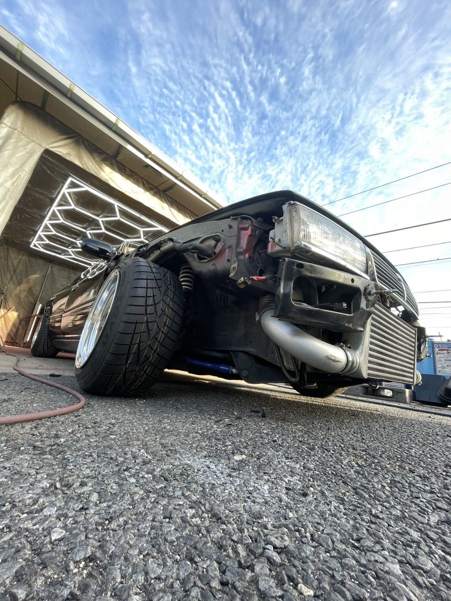 supermade_com's tweet image. 12月6日土曜日のみ、富士スピードウェイ行きます！デモカーの予定が合わずC33ローレルです。フェンダーを交換して展示します。エアロ等の特価販売、新作グッズ販売します！
現地で車高短した方がいいかなー。

#超日産博