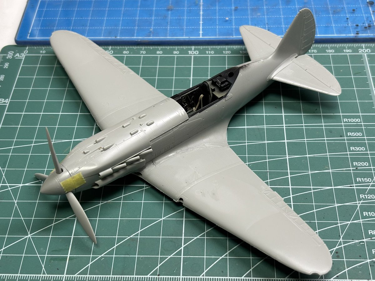 トランペッター 1/48 MiG3の進捗です🛩️
コクピットにエデュアルドのエッチングでシートベルト等を付けて挟み込んで士の字まで。
合いが微妙ですが何とかなるでしょう😂
#経過
 #年末年始積みプラ崩そう祭2025