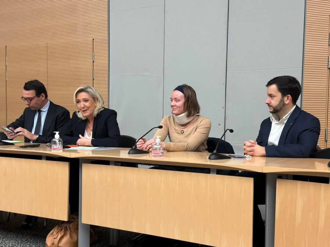 Heureuse d’accueillir en début de réunion de groupe Emma Vallain, collaboratrice parlementaire du député <a href="/PascalMarkowsky/">Pascal Markowsky</a>, grièvement blessée lors de l’attentat islamiste d’Oléron le 5 novembre dernier. 

Son courage et sa résilience forcent le respect !