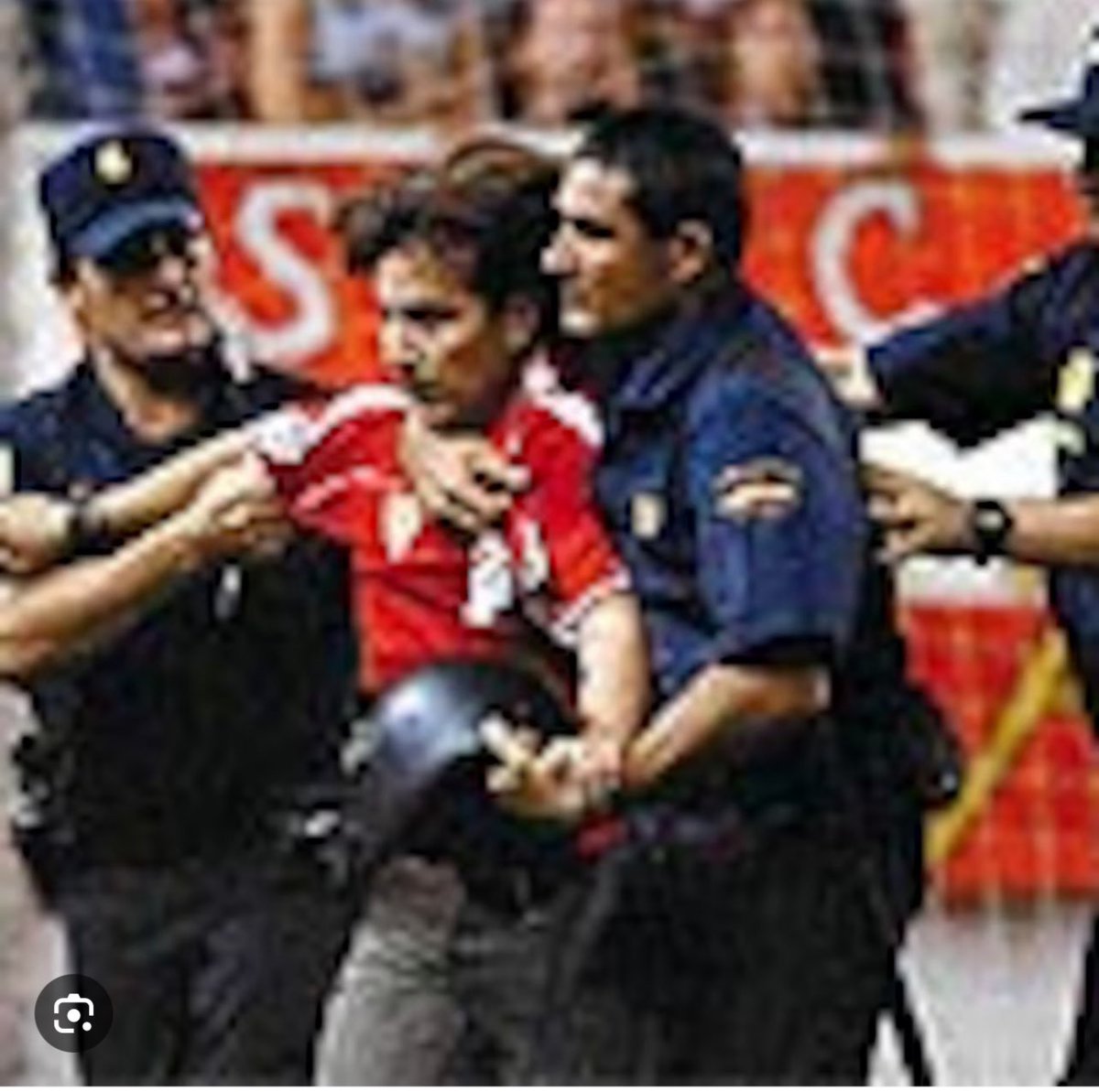 Pero hombre, si en el campo del Sevilla durante los derbis se ha tirado al campo un cuchillo, se ha apalizado con una muleta a un guarda de seguridad y un sevillista ha agredido al portero del Betis saltando al campo y montándose encima…