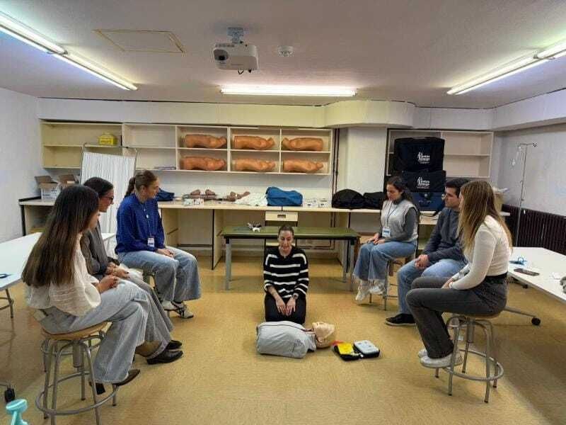 SEMG_ES's tweet image. ♥️ #SEMGAragón impartió el pasado miércoles 26 de noviembre un curso de #SoporteVital Básico #SVB a los alumnos de la Universidad de Zaragoza.

Es una actividad realizada a través de su Cátedra de Estilos de Vida y Promoción de la Salud de nuestra sociedad científica y la citada…