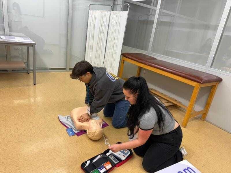 SEMG_ES's tweet image. ♥️ #SEMGAragón impartió el pasado miércoles 26 de noviembre un curso de #SoporteVital Básico #SVB a los alumnos de la Universidad de Zaragoza.

Es una actividad realizada a través de su Cátedra de Estilos de Vida y Promoción de la Salud de nuestra sociedad científica y la citada…