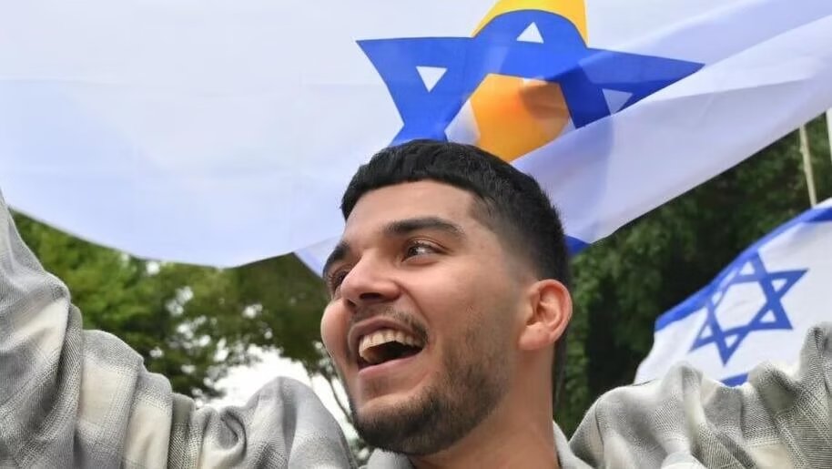 Vader Avi over wat zijn vrijgelaten zoon heeft meegemaakt: 'Hamas-terroristen verloren de sleutel van zijn handboeien en sneden bijna de hand van Yosef-Haim af met een stanleymes' israelnieuws.nl/post/vader-avi…