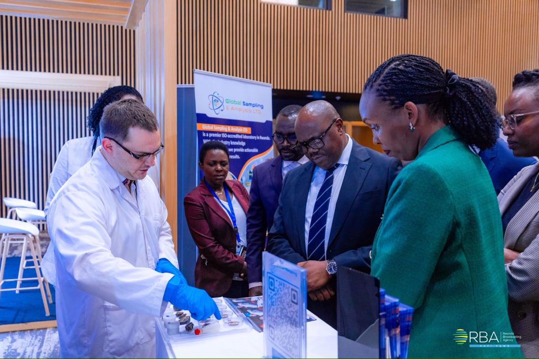 rbarwanda's tweet image. 📷AMAFOTO 📷

Minisitiri w&apos;Intebe Dr Justin Nsengiyumva, yasuye Imurikabikorwa ry&apos;abari mu bucukuzi bw&apos;amabuye y&apos;agaciro aboneka mu bice bitandukanye by’u Rwanda.

Ni imurikabikorwa riri kubera muri Kigali Convention Centre, ahatangirijwe Icyumweru cyahariwe ubucukuzi bw’amabuye…