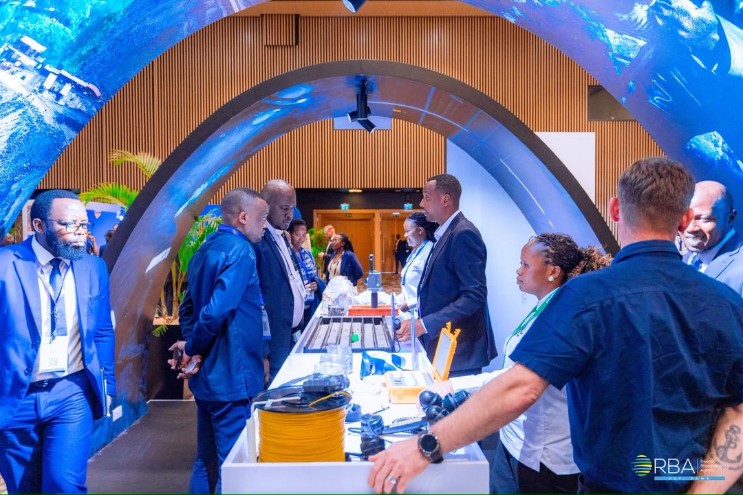 rbarwanda's tweet image. 📷AMAFOTO 📷

Minisitiri w&apos;Intebe Dr Justin Nsengiyumva, yasuye Imurikabikorwa ry&apos;abari mu bucukuzi bw&apos;amabuye y&apos;agaciro aboneka mu bice bitandukanye by’u Rwanda.

Ni imurikabikorwa riri kubera muri Kigali Convention Centre, ahatangirijwe Icyumweru cyahariwe ubucukuzi bw’amabuye…