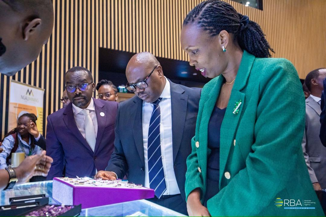 rbarwanda's tweet image. 📷AMAFOTO 📷

Minisitiri w&apos;Intebe Dr Justin Nsengiyumva, yasuye Imurikabikorwa ry&apos;abari mu bucukuzi bw&apos;amabuye y&apos;agaciro aboneka mu bice bitandukanye by’u Rwanda.

Ni imurikabikorwa riri kubera muri Kigali Convention Centre, ahatangirijwe Icyumweru cyahariwe ubucukuzi bw’amabuye…