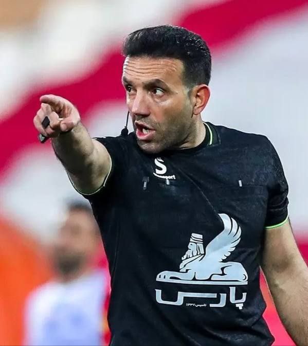 وحید کاظمی به عنوان داور وسط داربی ۱۰۶ انتخاب شد
داوری که طبق تحلیل مارک کلاتنبرگ در برنامه فوتبال ۳۶۰
۶ اشتباه تأثیرگذار در قضاوت وسط زمین و ۳ اشتباه تأثیرگذار در اتاق VAR داشته
سؤالم اینه: واقعاً گزینه بهتری بین داوران داخلی یا حتی خارجی وجود نداشت؟
 #استقلال #پرسپولیس