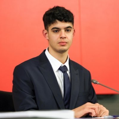 karakutuihbar1's tweet image. CHP’li Berkay Gezgin, kendisine “sana abi tavsiyesi” diye tweet atan geçici il başkanı Gürsel Tekin’e şok bir yanıt verdi:

“5000 polis ile il binasına zorla girmeye kalkan, partinin gençlik kollarına küfreden, “Bunlar partili değil” diyen, milletvekillerinin yüzüne gaz sıktıran,…