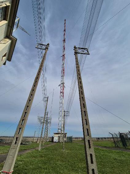 👏 Allouis teste la sobriété énergétique !
L’ANFR réduit la puissance du signal horaire de 800 à 675 kW : deux phases d’essai, aucune dégradation constatée.

🌱Si l’hiver 2025-2026 confirme ces résultats, une baisse permanente pourrait être actée en 2026.