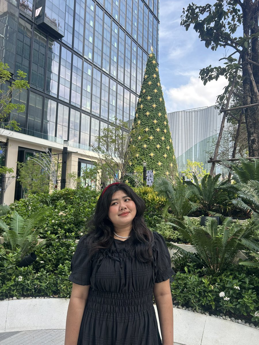 แม่ก็ไปถ่ายแต่กับต้นคริสมาสน้อออ 
ต้องตามไปถ่ายกับเสาเหมือนลูกไหม 
ลูกบอกให้ตามไป 55555