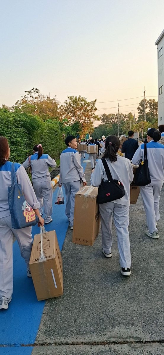 RedSkullxxx's tweet image. ยินดีด้วยคนับ😏 พนักงานไดกิ้นลั่นเดี๋ยวพอเงินโบนัสเข้าบัญชี คนนอกที่อิจฉาเราก็เงียบเองนั้นแหละ 

ล่าสุดบริษัทไดกิ้นแจกกระเป๋าเดินทางแก่พนักงาน พนักงานแห่โพส "ได้กระเป๋าใส่โบนัสแล้วจร้าาา พวกขี้อิจฉาหลบไป" รอผลการเจรจาครั้งที่11  วันที่ 4/12/68 #โบนัส68 #ประท้วงโบนัส