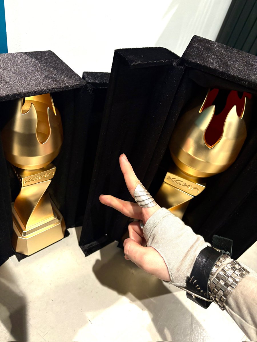 Thanks to Onedoor today, we debuted and won our first grand prize at an awards ceremony. After debuting, I really wanted to express my gratitude to One Door through my acceptance speech, and today, I received two awards and was able to convey our feelings,