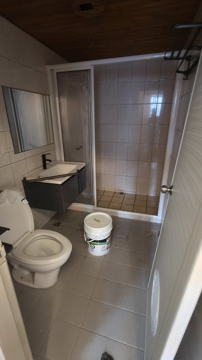 天氣忽冷忽熱

就很阿雜了

又遇到

人間鬼故事欸

兩間衛浴
一間說裝兩件五金而已...
到了現場
業主一間拿了7件出來

業主一昧的說順便安裝
那為什麼不順便加錢？

去哄乾啦